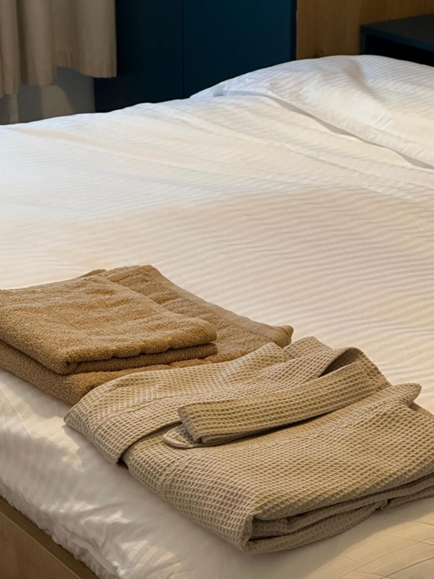 Modern Flat - Apartament Nou Aproape De Spital Si Aeroport Iasi Ngoại thất bức ảnh